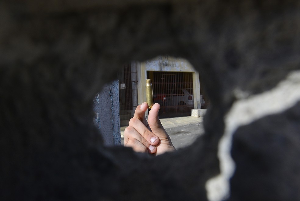 7º Dia da crise de segurança: munição no local onde adolescente de 17 anos foi morto por soldado do exército em São João Batista, Cariacica (Foto: Bernardo Coutinho/ Arquivo A Gazeta)