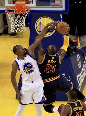 LeBron James, do Cleveland Cavaliers, disputa lance com Kevin Durant, do Golden State Warriors (Foto: Getty Images)