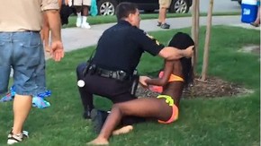 Um policial nos Estados Unidos foi suspenso após a divulgação de um vídeo que mostra ele jogando ao chão uma adolescente de 14 anos e apontando sua arma para outros jovens (Foto: BBC)