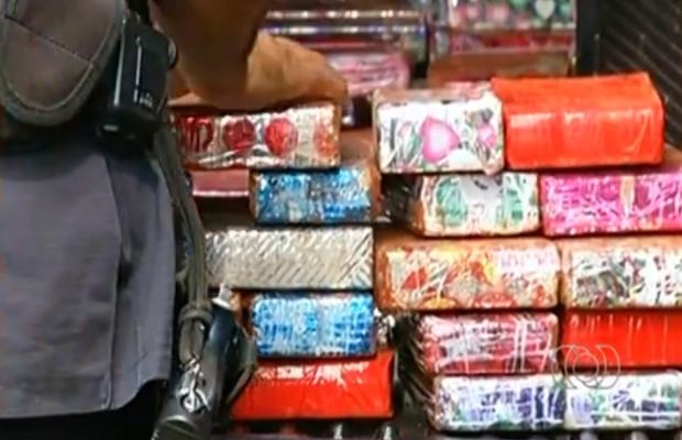 Droga encontrada em papel de presente, em Cachoeira Alta, Goiás (Foto: Reprodução TV Anhanguera) Droga encontrada em papel de presente, em Cachoeira Alta, Goiás (Foto: Reprodução TV Anhanguera)