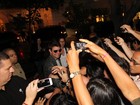Tom Cruise faz a alegria de fãs na porta do hotel no Rio
