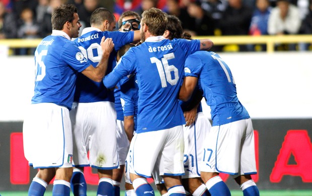 Itália comemora gol sobre a Armênia (Foto: Reuters)