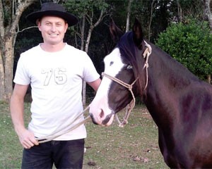 Luciano, de 30 anos, tem uma chácara e gosta de acessar a internet no smartphone para ver informações sobre cavalos (Foto: Arquivo Pessoal)