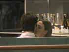 Isis Valverde troca beijos com o novo namorado, André Resende