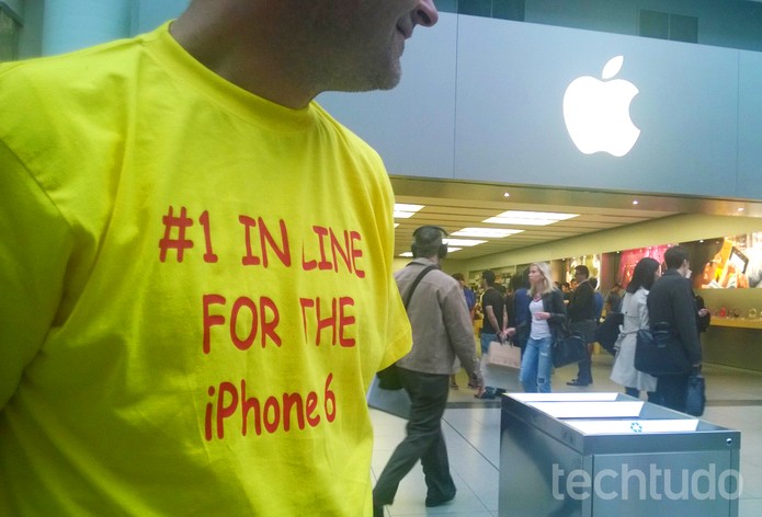 iPhone 6 atrai não só consumidores, mas pessoas interessadas em fechar negócio na fila (Foto: Elson de Souza/TechTudo)