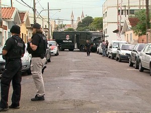 Polcia Civil interditou dois quarteires para posicionar veculos apreendidos em Franca (Foto: Maurcio Glauco/EPTV)