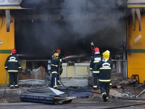 Incêndio atingiu loja de tintas em João Pessoa, neste sábado (13) (Foto: Walter Paparazzo/G1)