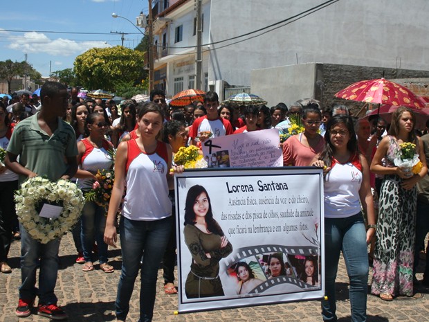 G1 Corpo de jovem baleada é enterrado sob forte comoção de familiares