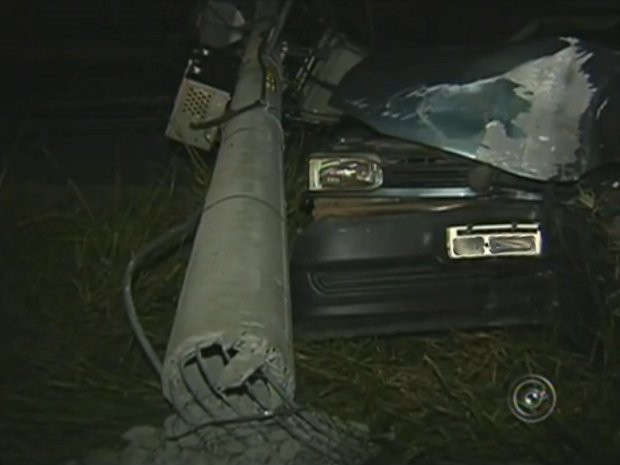 Motorista atingiu um poste e outros 10 caíram em efeito dominó (Foto: Reprodução/TV Tem)