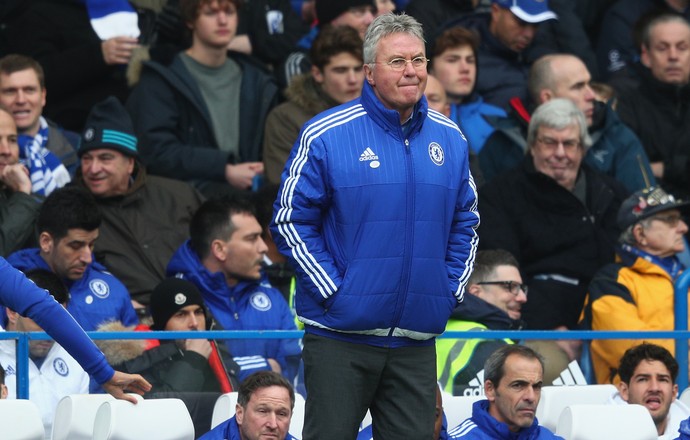 Pato olha para Hiddink banco reservas Chelsea (Foto: Clive Mason/Getty Images)