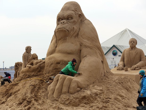Artista finaliza uma escultura de areia do King Kong para concurso de esculturas temático de Hollywood em Weston-super-Mare, na Inglaterra. (Foto: Matt Cardy/Getty Images)