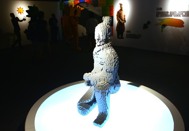 Guerreiro de terracota feito de Lego é parte da exposição 'The Art of the Brick' (Foto: Peter Parks/AFP)