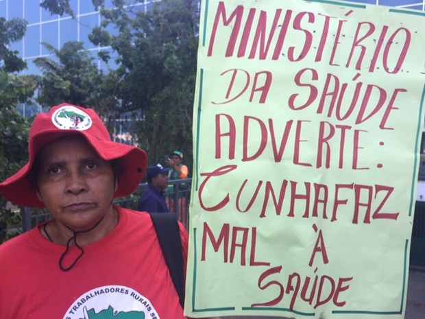 Mulher pede saída do presidente da Câmara dos Deputados, Eduardo Cunha, em protesto em Brasília (Foto: Jéssica Nascimento/G1)