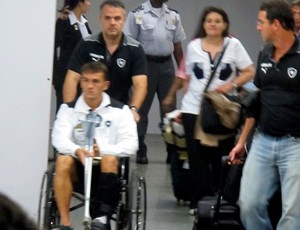 Lucas botafogo cadeira de rodas desembarque (Foto: Thales Soares)