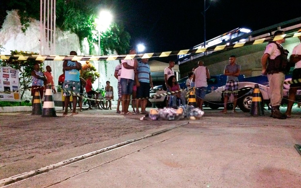 Torcedor do Bahia é morto na Avenida Vasco da Gama, em Salvador (Foto: Eduardo Oliveira/TV Bahia)