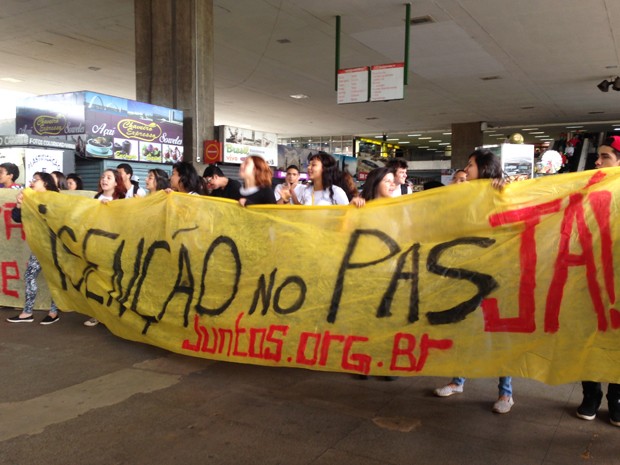 Estudantes protestam na Rodoviária contra fim de isenção na prova do PAS (Foto: Gabriel Luiz/G1)