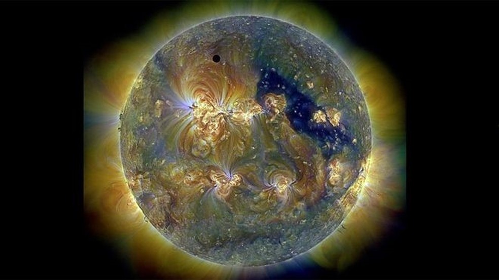 O Observatório de Dinâmica Solar da Nasa faz imagens como esta - com luz ultravioleta - em que a nossa estrela mais próxima parece uma joia.  (Foto: Nasa)