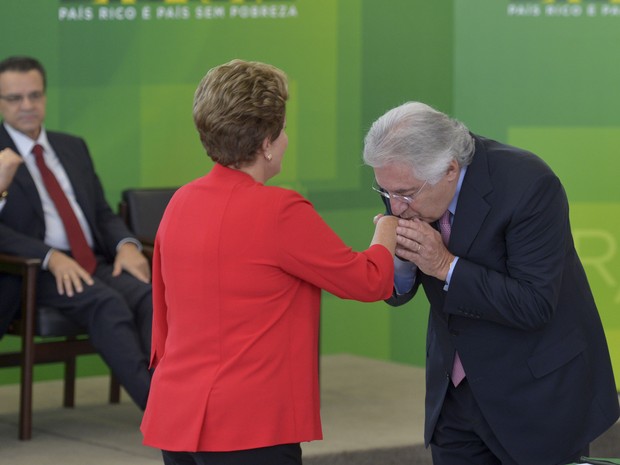 Guilherme Afif e a presidente Dilma durante a solenidade de posse do ministro (Foto: Wilson Dias / Agência Brasil)