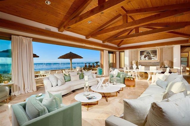 A casa em Del Mar, na Califórnia, foi projetada pelo renomado arquiteto Ken Ronchetti (Foto: Reprodução / realtor.com)