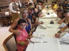 O ex-jogador Túlio Maravilha reúne os cinco filhos em almoço de Dia dos Pais