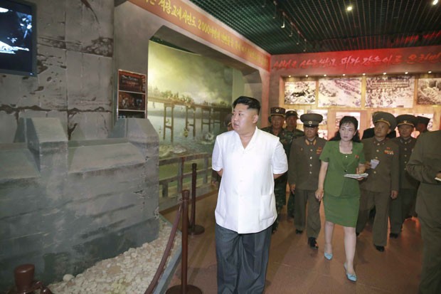 O ditador da Coreia do Norte, Kim Jong-um, visita o Museu Sinchon de Atrocidades dos EUA na Guerra da Coreia, construído em pleno centro de Pyongyang, em foto divulgada nesta quinta-feira (23) (Foto: KCNA/Reuters)