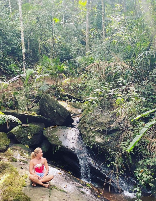 Angélica medita em cachoeira (Foto: Reprodução/Instagram) Angélica medita em cachoeira (Foto: Reprodução/Instagram)