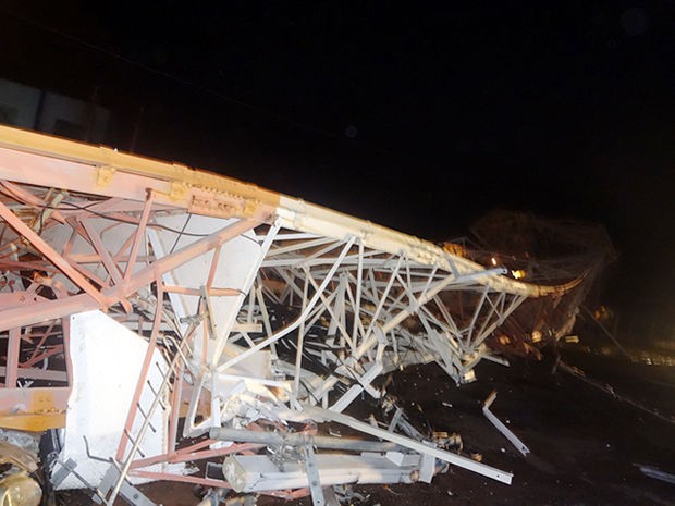 Torre atingiu três casas e derrubou fiação de energia (Foto: Jaderson Lima Corrês/ Corpo de Bombeiros de Nova Xavantina (MT))