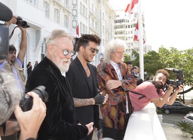Bryan May e Roger Taylor com Adam Lambert (Foto: Fábio Cordeiro/Editora Globo)