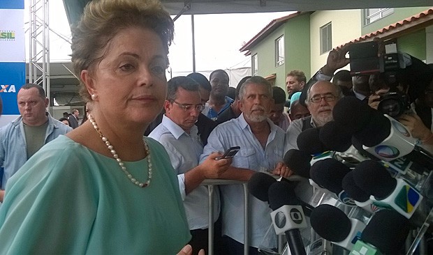 A presidente Dilma concede entrevista coletiva durante visita a Feira de Santana (BA) (Foto: Henrique Mendes / G1)