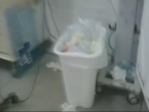 Lixo acumulado na emergência do hospital municipal de São Vicente (Foto: Reprodução/TV Tribuna)