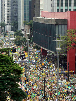 Milhares de manifestantes lotam a Av. Paulista e ruas na região (Reuters)