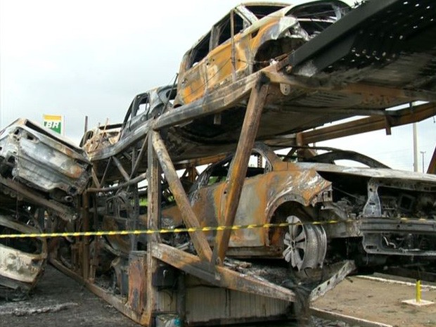 Caminhão cegonha incendiado na Rodovia do Contorno, no Espírito Santo, ficou destruido (Foto: Reprodução/TV Gazeta)