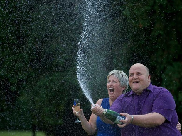 O casal britânico Adrian e Gillian Bayford após ganhar loteria europeia EuroMillions (Foto: Andrew Cowie/AFP)