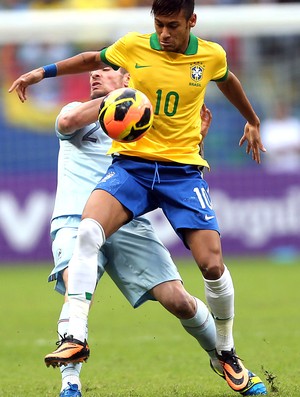 neymar brasil Debuchy frança amistoso arena do grêmio (Foto: Jefferson Bernardes / Vipcomm)
