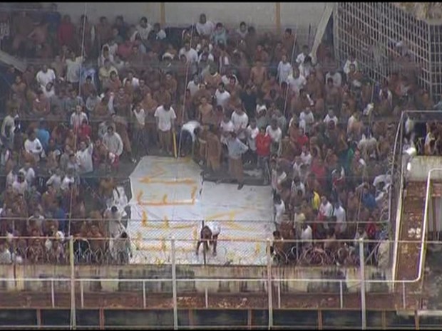 Detentos fazem rebelião no CDP do Putim, em São José dos Campos (Foto: Reprodução/ TV Vanguarda)