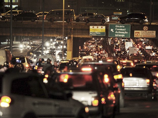 Dezenas de veículos parados em dia de trânsito em São Paulo; poluição afeta mais quem trabalha no tráfego (Foto: Raul Zito/G1)