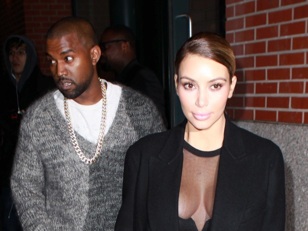 X17 - Kanye West e Kim Kardashian deixam restaurante em Nova York, nos Estados Unidos (Foto: X17online/ Agência)