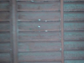 Janela da casa da família amassada após policial militar bater com um pedaço de madeira (Foto: Arquivo Pessoal)