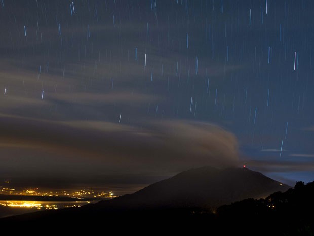 Vulcão Turrialba, na Costa Rica, durante erupção neste domingo (Foto: Ezequiel Ibecerra/AFP)
