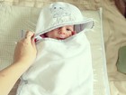 Jéssica Costa posta foto do filho Noah enrolado em toalha: 'Hora do banho'