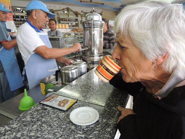 Apodentada toma café há 20 anos na mesma padaria (Foto: Pedro Carlos Leite/G1)