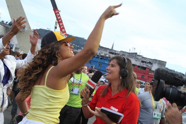 Juliana Alves comemora vitória da Unidos da Tijuca (Foto: Anderson Borde e Alex Palarea / AgNews)