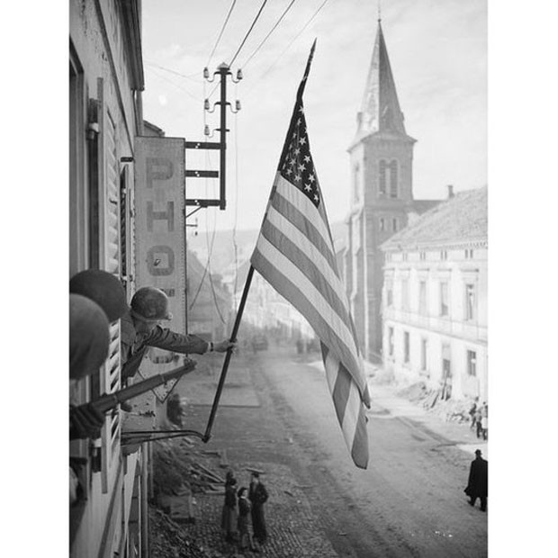 Bandeira americana é hasteada na França após vitória dos Aliados (Foto: Arquivo Nacional dos EUA)