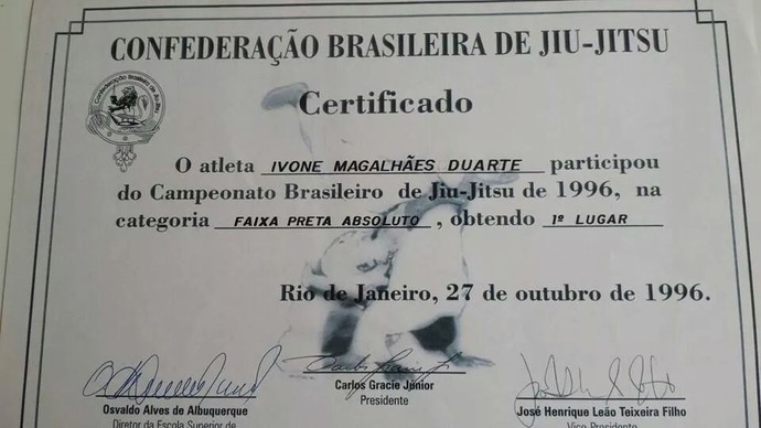 Certificado de campeã no faixa preta categoria Absoluto, em 1996 (Foto: divulgação) Certificado de campeã no faixa preta categoria Absoluto, em 1996 (Foto: divulgação)