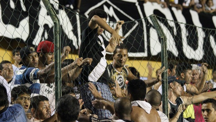 Torcida invade Mixto (Foto: Olímpio Vasconcelos) Torcida invade Mixto (Foto: Olímpio Vasconcelos)