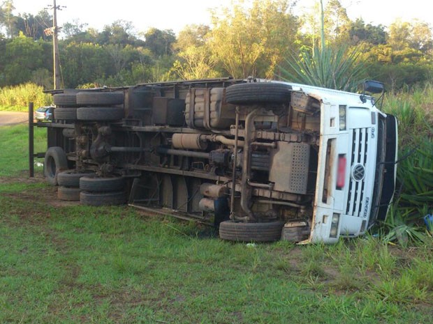 G Motorista Fica Ferido Ap S Caminh O Carregado Ovos Tombar