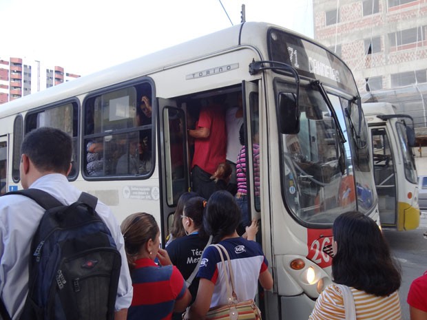 Em Jaboatão, paradas estão lotadas, espera é prolongada e ônibus passam lotados (Foto: Katherine Coutinho/G1)