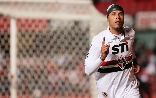 Luis Fabiano gol São Paulo x Vitória (Foto: Miguel Schincariol / Ag. Estado)