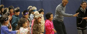 VÍDEO: Obama surpreende e faz dança típica com crianças em escola (Jonathan Ernst/Reuters)