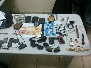 Polícia apreendeu 25 trouxinhas de cocaína, dois tabletes de maconha, relógios, joias e celulares  (Foto: Divulgação/Polícia Civil)